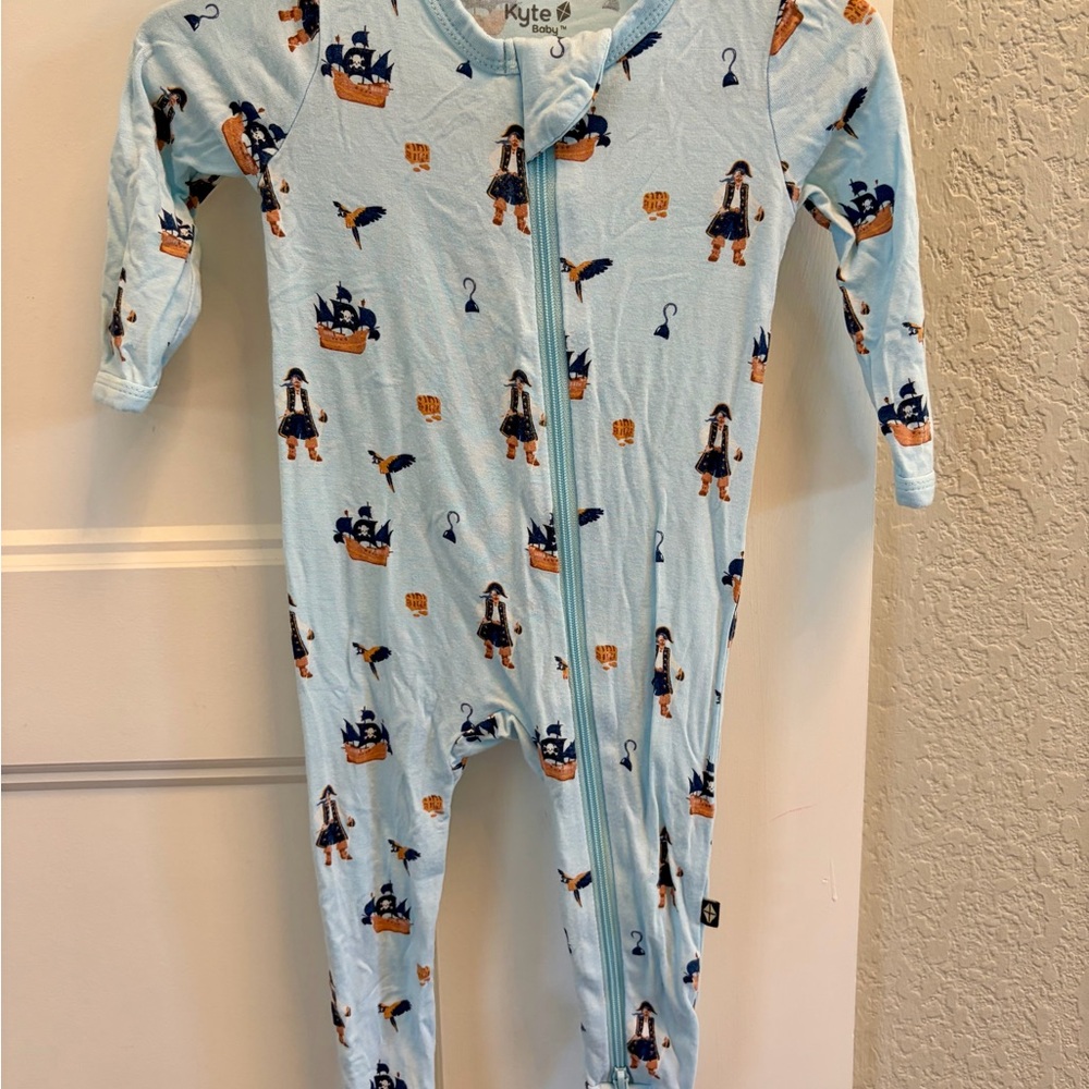 Kyte Baby Zippered Footie in Pirate 3-6M